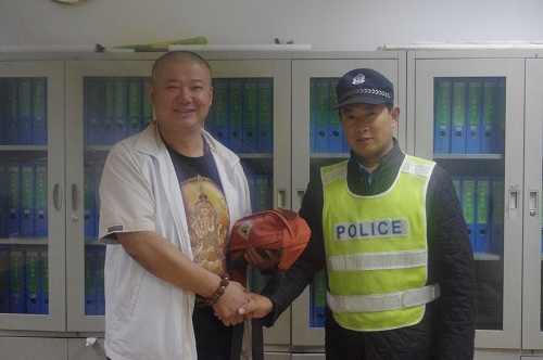 雄县服务区保安李艳军拾金不昧.JPG 雄县服务区保安李艳军拾金不昧.JPG